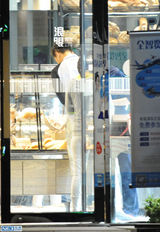 组图：朱丹周一围夜会逛街 甜蜜牵手似老夫老妻