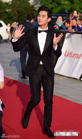 组图：全智贤百想低胸绣花粉裙唯美 金秀贤呆萌