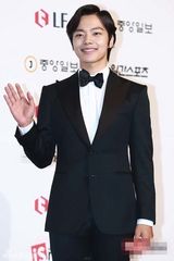 组图：吕珍九百想红毯淘气比手势 活力十足