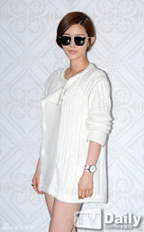 组图：少女时代Sunny助阵派对 白裙显清纯可爱