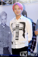 组图：JYJ出席发售会 朴有天戴眼镜呆萌可爱(金在中/金俊秀)