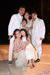 组图：钟镇涛婚礼热吻妻女 一家四口笑靥如花