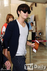 组图：张根硕亮相机场 黑超遮面露浅笑