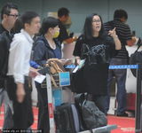 组图：那英机场指手画脚下指示 大姐范十足