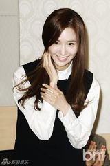 组图：少女时代允儿徐贤黑白装青春利落