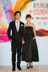 组图：张晓龙携张佳宁亮相庆典人气高