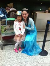 组图：儿童节机场工作人员穿卡通服装 创意足