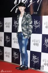 组图：玄彬走红毯人气旺 争相握手显亲和