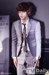 组图：郑俊英新专辑首秀 圆框眼镜卖萌搞笑