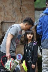 组图：萌娃独自出任务集市砍价 爸爸变装成妖怪
