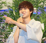 组图：小鲜肉山崎贤人看自己半裸泳裤照羞红脸