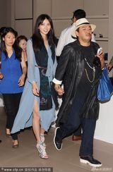 组图：林志玲同神秘男牵手出入 见拍照尴尬微笑