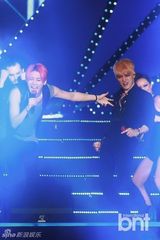 组图：JYJ举行新专发布会 露胸肌秀性感