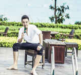 组图：赵达夏季清爽写真 忧郁眼神展暖男面