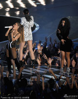 组图：Jessie J引领三人合唱 痛快嗨歌引爆全场