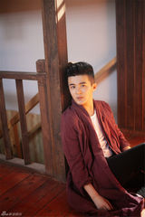 组图：郑斯仁文艺写真曝光 气质温润复古忧郁