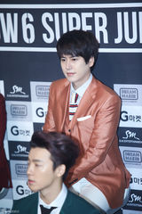 独家：SJ变彩虹团 希澈特立独行偏爱剪刀手