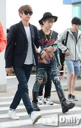 组图：SHINee等亮相机场 全副武装走神秘路线