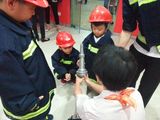 组图:张柏芝母子会友 兄弟俩扮消防员乐在其中