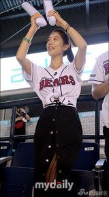 组图：韩国艺人CLARA(李成敏)性感造型亮相棒球比赛现场