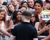 组图：哈利波特丹尼尔-雷德克里夫与粉丝玩自拍 笑容灿烂来者不拒