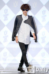 组图：韩星宣美出席发布会 超短裙秀性感