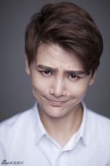 组图：孙坚写真卖萌耍呆 将鬼马精神进行到底