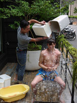 陈晓东冰桶挑战爱妻助阵 举女儿浴盆脱衣淋3次