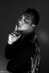 组图：黄觉个性写真展男人两面 细腻又爷们