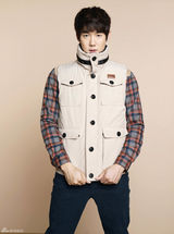 组图：柳演锡户外写真 帅气随性展暖男笑容