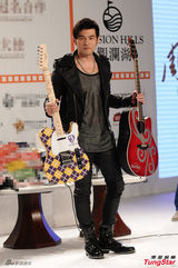 组图：周杰伦摘“婚戒”否认情变 称婚礼不能拖