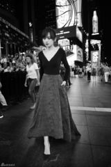 组图：施诗纽约街拍大气优雅上演夜幕繁华