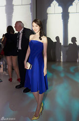 组图：蒋梦婕演绎复古名媛 抹胸裙尽显白皙肌肤