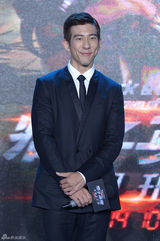 组图：《痞子2》赵又廷林更新上演“爱的抱抱”