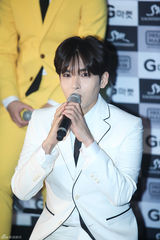 独家：SJ变彩虹团 希澈特立独行偏爱剪刀手