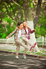 独家：汤镇业双胞胎女儿大甜大圆首曝光