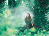 组图：王筝宣传照演绎原始森林中的知性女人