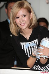 组图：安心亚化身俏丽女服务生上演喂食秀