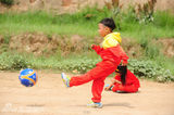 组图：《中国足球梦》萌娃体验延安老区生活