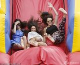 组图：真人秀女星玩充气滑梯 衣服掀起露篮球奶