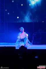 组图：萨顶顶纯白裙露腰 姿态多样展现柔软肢体