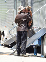 组图：约翰尼德普探班未婚妻当众激吻