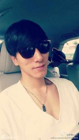 组图：众星晒童年萌照庆儿童节 自幼星范儿足