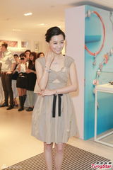 组图：陈法拉意外弄伤颈椎 未遇到追求者