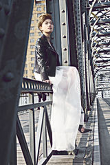 组图：万茜全新朋克大片显帅气时尚气质