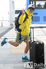 组图：韩团BEAST李起光亮相机场 呆萌搞怪