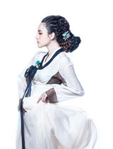 组图：新星刘小小韩服写真 轻灵优雅宛若古画