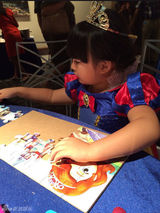 组图：王诗龄变身白雪公主 迪士尼乐园玩拼图