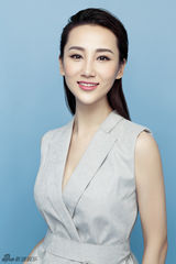 组图：高洋曝最新写真 着正装演绎职场时尚