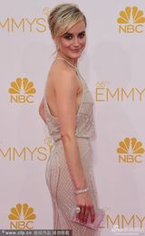 组图：泰勒-席林露肩长裙亮相艾美红毯